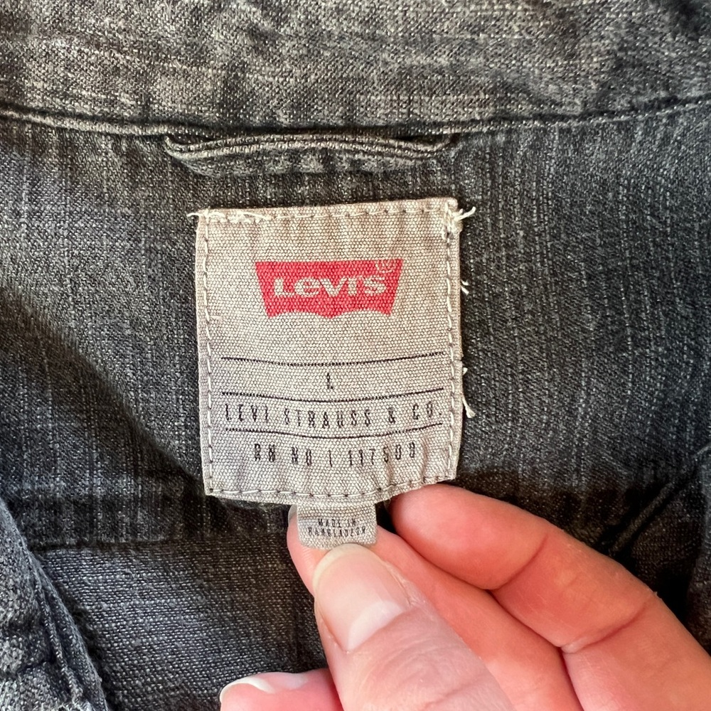 Levi’s Men’s black/gray denim button down shirt with branded buttons - Large - Picture 11 of 14